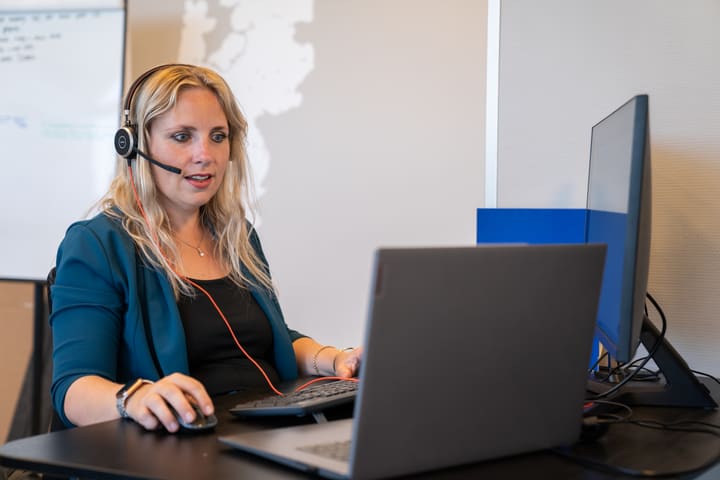 Supportmedewerker van Bookzo met headset